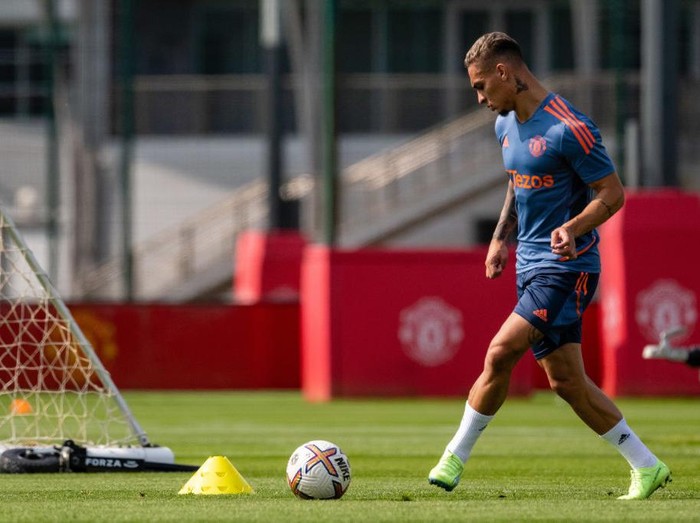 MANCHESTER, ENGLAND - SEPTEMBER 02: (EXCLUSIVE COVERAGE) Antony of Manchester United in action during a first team training session at Carrington Training Ground on September 02, 2022 in Manchester, England. (Photo by Ash Donelon/Manchester United via Getty Images)