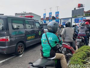 BBM Naik, Driver Ojol Minta Jatah Grab-Gojek Cs Dipotong dan Pasang Tarif Baru BBM Naik, Driver Ojol Minta Jatah Grab-Gojek Cs Dipotong dan Pasang Tarif Baru