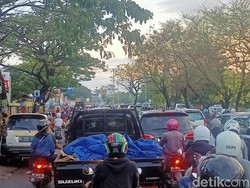 Harga BBM Naik, Antrean di SPBU BTP Makassar Mengular ke Jalan Bikin Macet