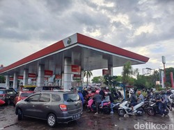 Jelang Harga Baru BBM Berlaku, Antrean SPBU di Makassar Mengular