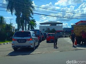 Harga BBM Naik, Antrean Kendaraan Mengular di SPBU Jambi