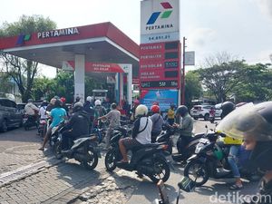 Meski Harga BBM Sudah Naik Warga Tetap Meneruskan Antre di SPBU Kota Malang