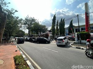 Mobil Antre Panjang di SPBU Cempaka Putih Saat Harga BBM Diumumkan Naik