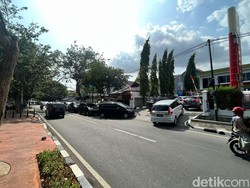 Mobil Antre Panjang di SPBU Cempaka Putih Saat Harga BBM Diumumkan Naik