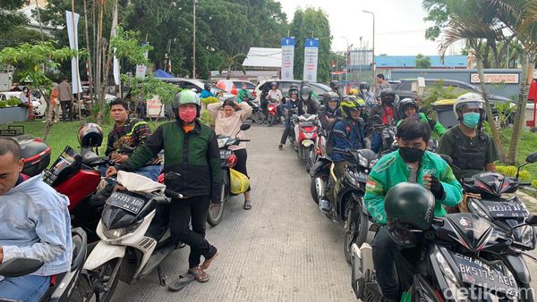 Potret Kepanikan Warga di SPBU Setelah Harga BBM Naik