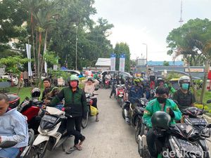 Potret Kepanikan Warga di SPBU Setelah Harga BBM Naik