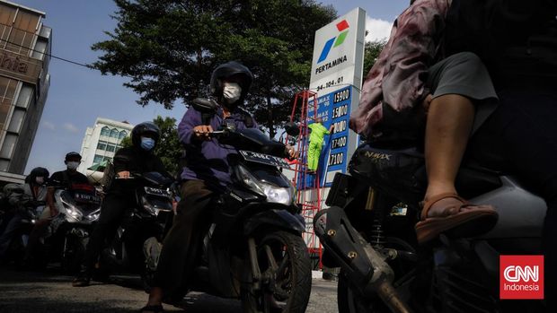 Petugas mengganti papan harga SPBU jelang kenaikan harga Bahan Bakar Minyak (BBM) di Jakarta, Sabtu, 3 September 2022. (CNN Indonesia/ Adhi Wicaksono)