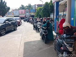 Harga BBM Naik Tengah Hari, Warga: Biasanya Jam 12 Malam!