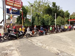 Detik-detik Harga BBM Mau Naik, Antrean di SPBU Tumpah