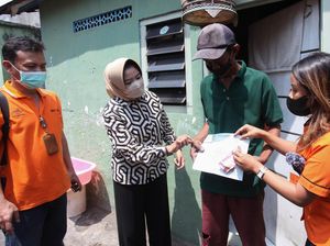 Bagi-bagi BLT BBM ke Warga Surabaya, Nih Fotonya