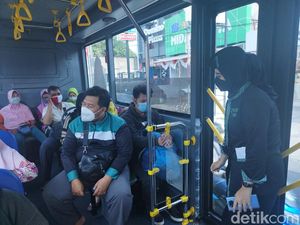 Banyak Penumpang Bus Trans Jatim Duduk di Kursi Khusus Lansia dan Ibu Hamil