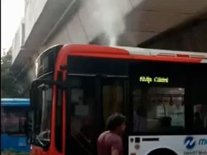Viral Atap Bus Keluarkan Asap di Matraman Jaktim, Begini Penjelasan TransJ