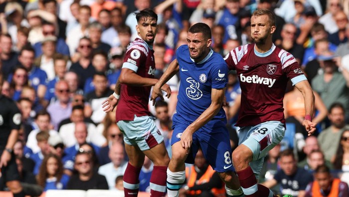 Chelseas Croatian midfielder Mateo Kovacic (C) controls the ball as he fights for it with West Ham Uniteds Czech midfielder Tomas Soucek (R) during the English Premier League football match between Chelsea and West Ham United at Stamford Bridge in London on September 3, 2022. - RESTRICTED TO EDITORIAL USE. No use with unauthorized audio, video, data, fixture lists, club/league logos or live services. Online in-match use limited to 120 images. An additional 40 images may be used in extra time. No video emulation. Social media in-match use limited to 120 images. An additional 40 images may be used in extra time. No use in betting publications, games or single club/league/player publications. (Photo by Adrian DENNIS / AFP) / RESTRICTED TO EDITORIAL USE. No use with unauthorized audio, video, data, fixture lists, club/league logos or live services. Online in-match use limited to 120 images. An additional 40 images may be used in extra time. No video emulation. Social media in-match use limited to 120 images. An additional 40 images may be used in extra time. No use in betting publications, games or single club/league/player publications. / RESTRICTED TO EDITORIAL USE. No use with unauthorized audio, video, data, fixture lists, club/league logos or live services. Online in-match use limited to 120 images. An additional 40 images may be used in extra time. No video emulation. Social media in-match use limited to 120 images. An additional 40 images may be used in extra time. No use in betting publications, games or single club/league/player publications. (Photo by ADRIAN DENNIS/AFP via Getty Images)