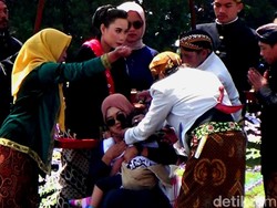 Ribuan Wisatawan Banjiri Ritual Cukur Rambut Gimbal di Dieng Culture Festival