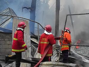 Gudang Rongsokan di Klungkung Ludes Terbakar, Kerugian Rp 300 Juta Gudang Rongsokan di Klungkung Ludes Terbakar, Kerugian Rp 300 Juta