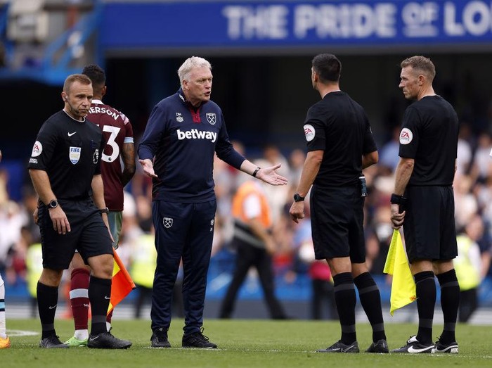West Ham United manager David Moyes speaks to referee Andrew Madley after the final whistle of the Premier League match at Stamford Bridge, London. Picture date: Saturday September 3, 2022. (Photo by Steven Paston/PA Images via Getty Images)