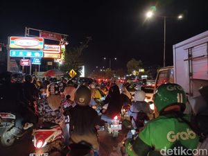 Kondisi Lalin Macet saat Demo Mahasiswa Tolak Kenaikan BBM di Makassar