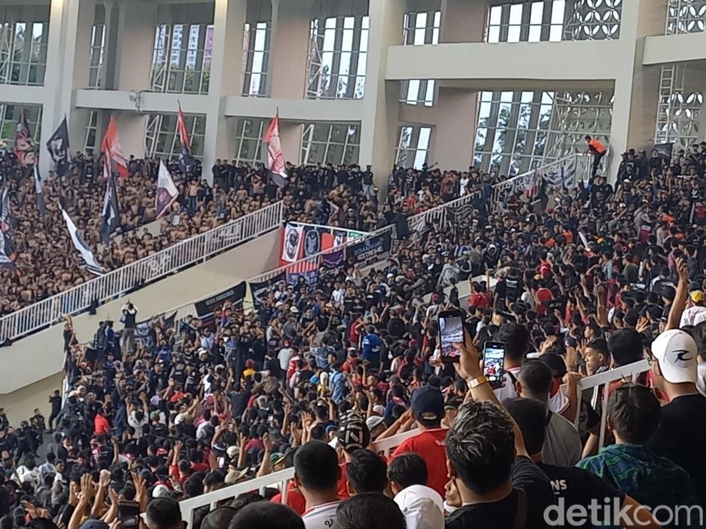 Solidaritas Tragedi Kanjuruhan, Kelompok Suporter Persis Ini Menepi dari Tribun Solidaritas Tragedi Kanjuruhan, Kelompok Suporter Persis Ini Menepi dari Tribun