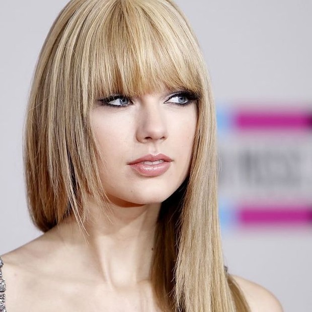 Gaya rambut Taylor Swift/Foto: Gaya rambut lurus dan poni pendek