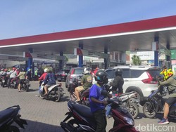 Jelang Naik Harga, Antrean BBM Mengular hingga 2 Km di SPBU Sidoarjo