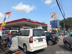 Harga BBM Naik, Antrean Kendaraan di SPBU Cideng Jakpus Luber ke Jalan