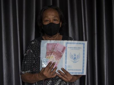 Harga BBM Resmi Naik, Warga Jakarta Mulai Terima BLT Rp 600 ribu