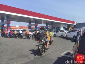 Warga yang Antre Kecewa Mesin SPBU Restart 5 Menit Sebelum Pergantian Harga