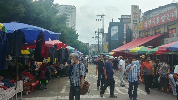 Suasana Dongmyo Flea Market
