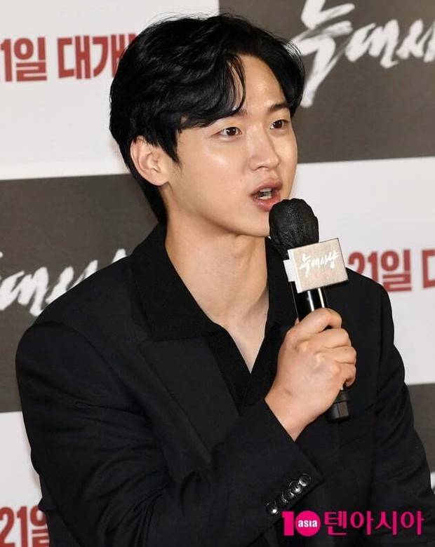 Jang Dong Yoon menunjukkan pesona lainnya dalam film Project Wolf Hunting.