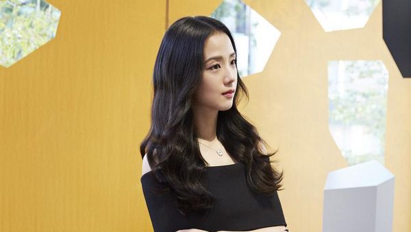 Gaya Jisoo BLACKPINK di Acara Cartier Jepang, Perhiasannya Capai Rp 1 M