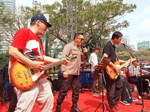 Momen Kapolda Metro Asyik Nyanyi dan Joget di Street Race Kemayoran