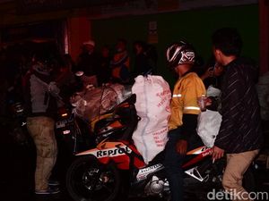 Momen Pedagang Evakuasi Barang saat Kebakaran di Pasar Lettu Bakri Momen Pedagang Evakuasi Barang saat Kebakaran di Pasar Lettu Bakri