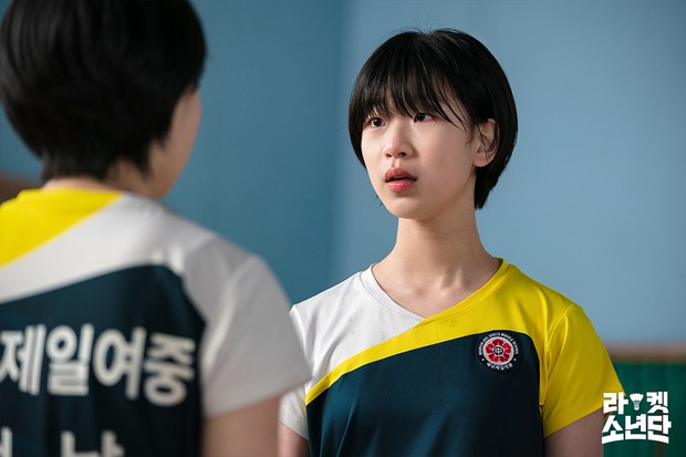 Lee Ji Won dalam drama 'Racket Boys'/twitter.com/SBSNOW Lee Ji Won yang berperan sebagai Kang Ye Bin, adik dari Kang Ye Suh juga mendapatkan ketenaran dengan menjadi bintang utama dalam drama Racket Boys