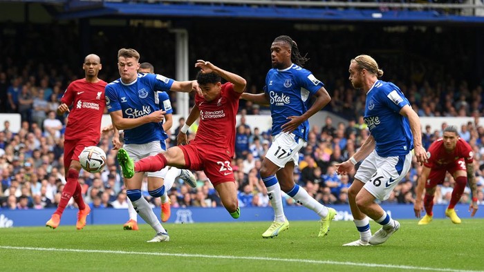 LIVERPOOL, ENGLAND - SEPTEMBER 03: Luis Diaz of Liverpool misses a chance during the Premier League match between Everton FC and Liverpool FC at Goodison Park on September 03, 2022 in Liverpool, England. (Photo by Michael Regan/Getty Images)