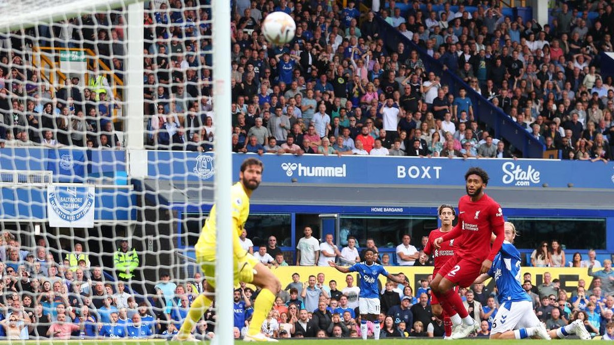 Saat bola tembakan Tom Davies mengenai tiang. (Foto: Getty Images/Robbie Jay Barratt - AMA)