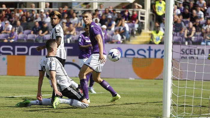 FLORENCE, ITALY - SEPTEMBER 03: Arkadiusz Milik of Juventus scores a goal during the Serie A match between ACF Fiorentina and Juventus at Stadio Artemio Franchi on September 3, 2022 in Florence, Italy.  (Photo by Gabriele Maltinti/Getty Images)