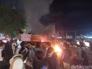 Mahasiswa Demo Tolak Kenaikan BBM di Depan Unhas Makassar, Lalin Macet 4 Km