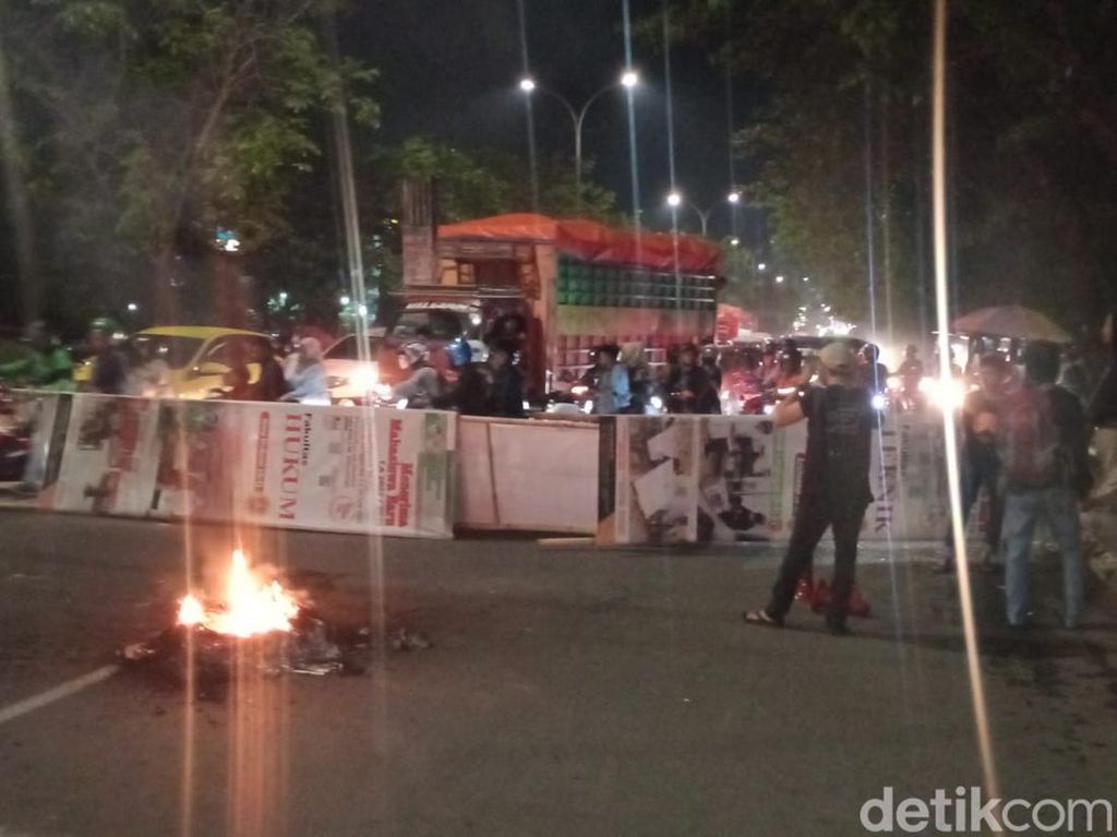 Mahasiswa UMI Makassar Demo Tutup Jalan Malam-malam, Tolak Kenaikan BBM