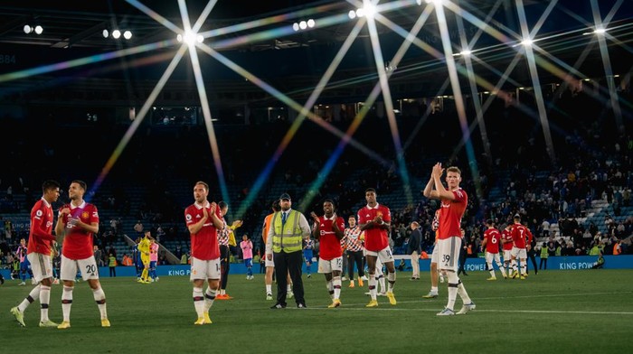 LEICESTER, ENGLAND - SEPTEMBER 01:    The Manchester United players celebrate at the end of the Premier League match between Leicester City and Manchester United at The King Power Stadium on September 1, 2022 in Leicester, United Kingdom. (Photo by Ash Donelon/Manchester United via Getty Images)