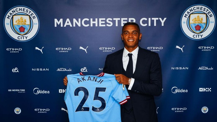 MANCHESTER, ENGLAND - AUGUST 31: Manchester City sign Manuel Akanji at Manchester City Football Academy on August 31, 2022 in Manchester, England. (Photo by Tom Flathers/Manchester City FC via Getty Images)