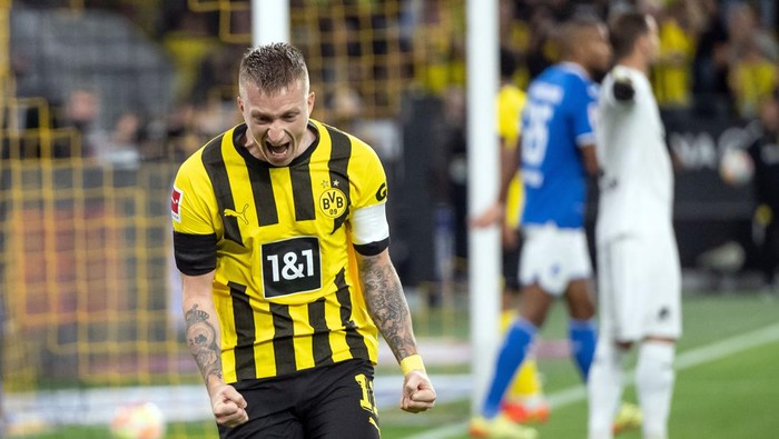 02 September 2022, North Rhine-Westphalia, Dortmund: Soccer: Bundesliga, Borussia Dortmund - TSG 1899 Hoffenheim, Matchday 5, Signal Iduna Park: Dortmunds Marco Reus celebrates his goal to make it 1:0. Photo: Bernd Thissen/dpa - IMPORTANT NOTE: In accordance with the requirements of the DFL Deutsche Fußball Liga and the DFB Deutscher Fußball-Bund, it is prohibited to use or have used photographs taken in the stadium and/or of the match in the form of sequence pictures and/or video-like photo series. (Photo by Bernd Thissen/picture alliance via Getty Images)