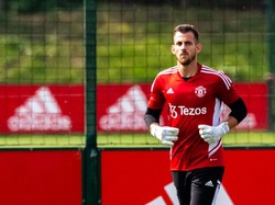 Selain Antony, rekrutan hari terakhir Martin Dubravka juga terlihat dalam sesi latihan MU. Foto: Manchester United via Getty Imag/Ash Donelon