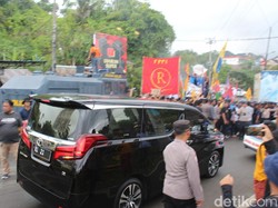 Demo Tolak Kenaikan Harga BBM di Mamuju, Mahasiswa Adang Mobil Mendagri