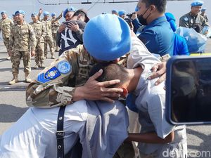 Momen Haru Kepulangan Prajurit TNI AL Usai 18 Bulan Bertugas di Lebanon Momen Haru Kepulangan Prajurit TNI AL Usai 18 Bulan Bertugas di Lebanon