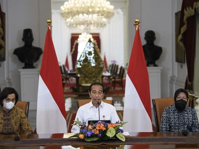 Momen Jokowi Umumkan Harga Pertalite Jadi Rp 10 Ribu