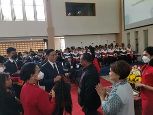 Momen Luhut Pakaikan Kain Adat ke Bos AirAsia Tony Fernandes