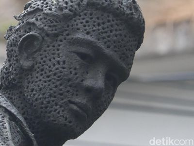 Wujud Patung Persib dari Dekat
