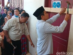 Disaksikan Polisi, Segel SD Al Hidayah di Deli Serdang Dibuka!