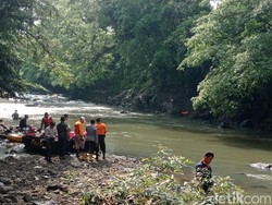 Kesetiaan Istri Menanti Hasil Pencarian Pria yang Tenggelam di Tasik