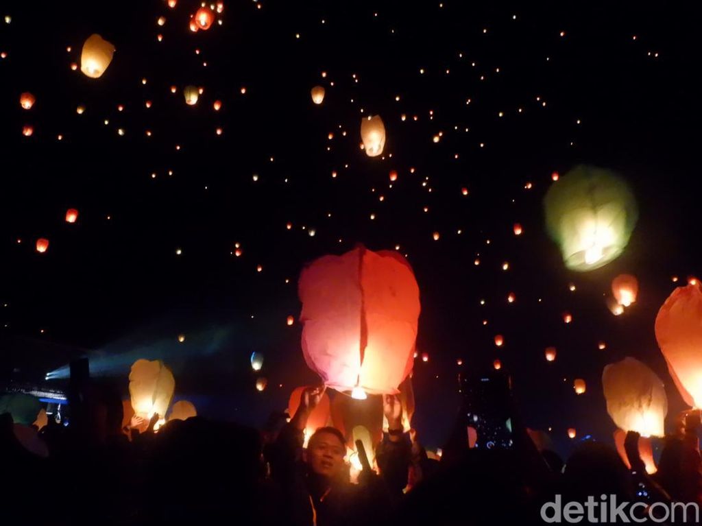 Suasana Pesta Lampion di Acara Dieng Culture Festival